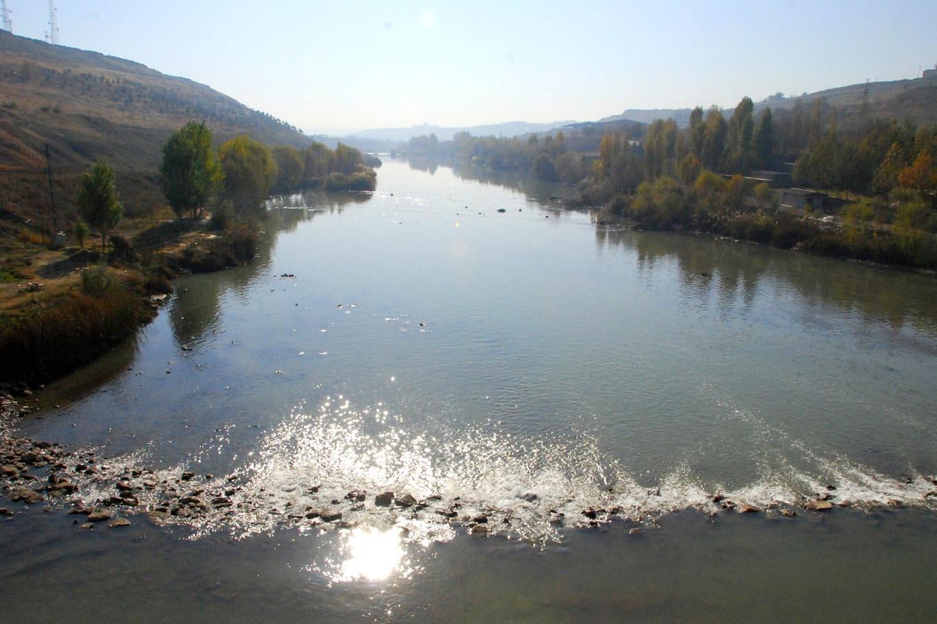 Dicle Nehri’nin sularının çekilmesi endişe veriyor